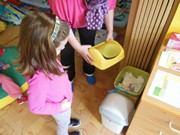 Sledujeme, kolik máme ve školce odpadu za jeden den